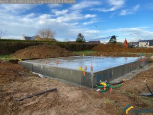 Chantier avec la dalle du plancher de vide sanitaire coulé